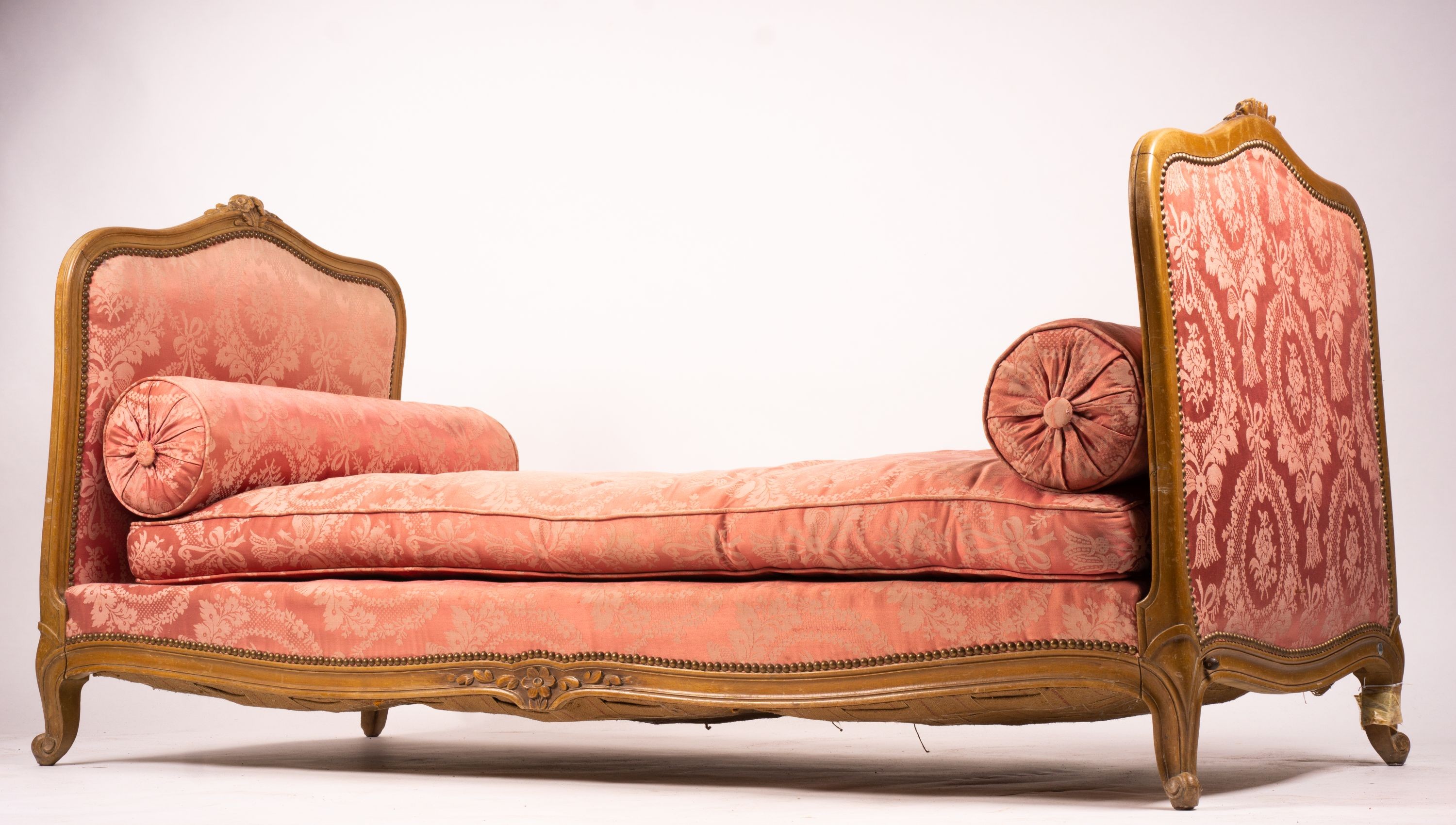 An early 20th century French carved beech daybed, length 174cm, depth 80cm, height 88cm